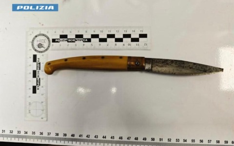 Un uomo minaccia un dipendente di supermercato con un coltello: arrestato
