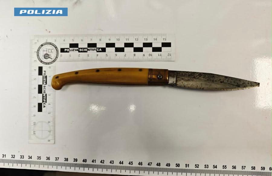 Un uomo minaccia un dipendente di supermercato con un coltello: arrestato