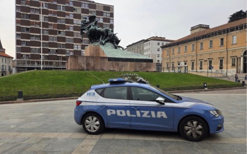 Un uomo ruba una bicicletta e aggredisce agenti di polizia: arrestato