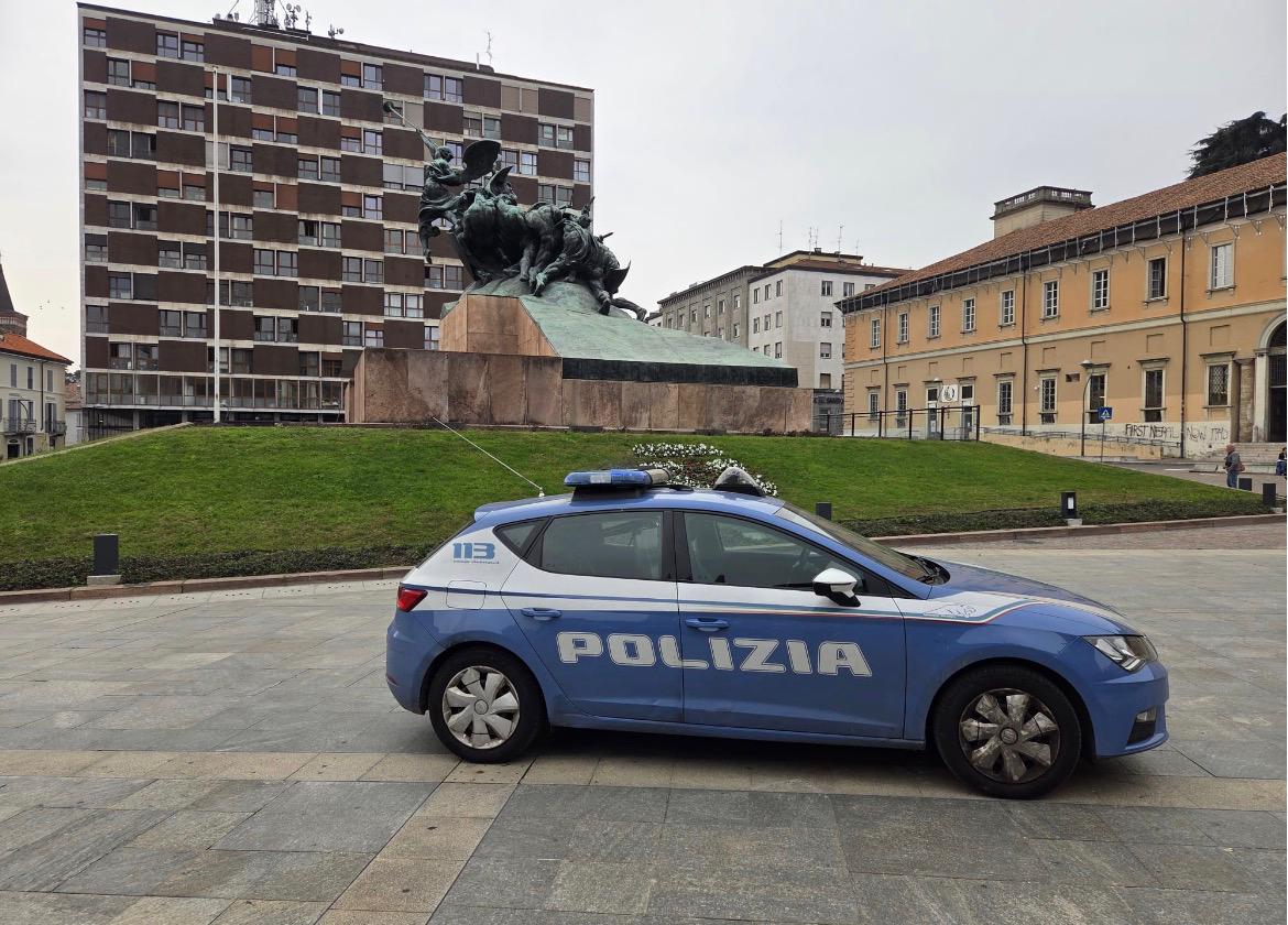Un uomo ruba una bicicletta e aggredisce agenti di polizia: arrestato