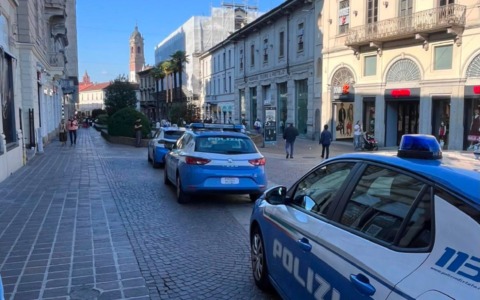 Denunciata una ragazza di 18 anni con coltello a serramanico a Monza
