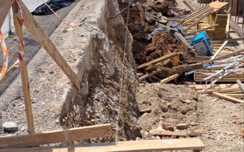 Frana nel cantiere, operaio coinvolto