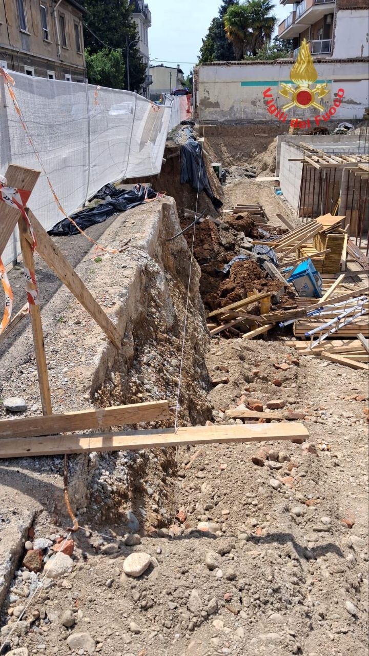 Frana nel cantiere, operaio coinvolto