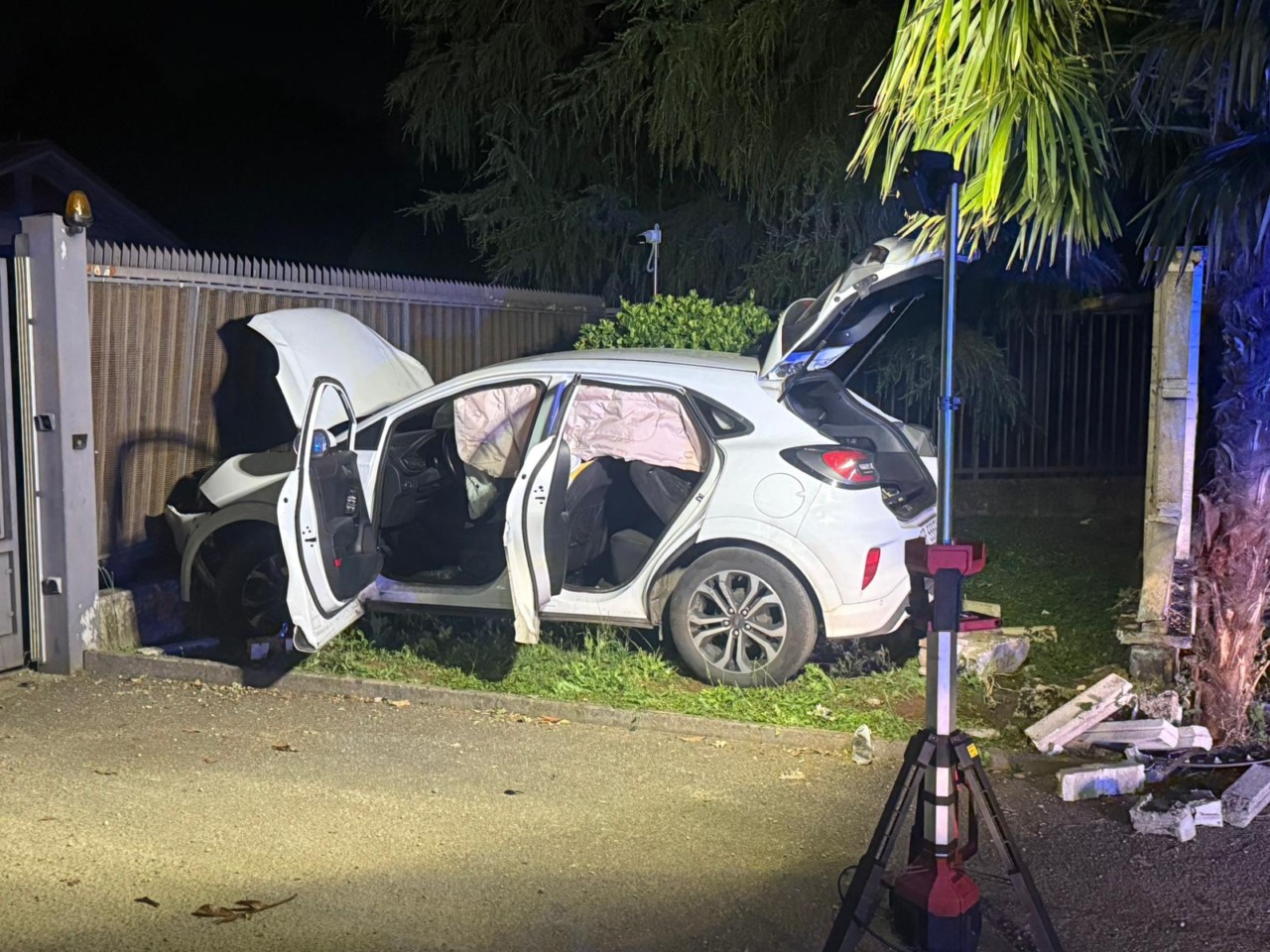 Fuga dall’Alt: incidente e denuncia per due malviventi
