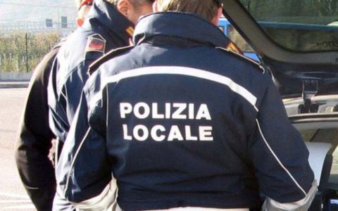 Incidente mortale a Milano: agente della Polizia locale perde la vita durante un inseguimento
