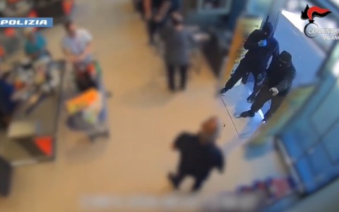Arrestati due uomini per tentato omicidio e rapine in posta e supermercati