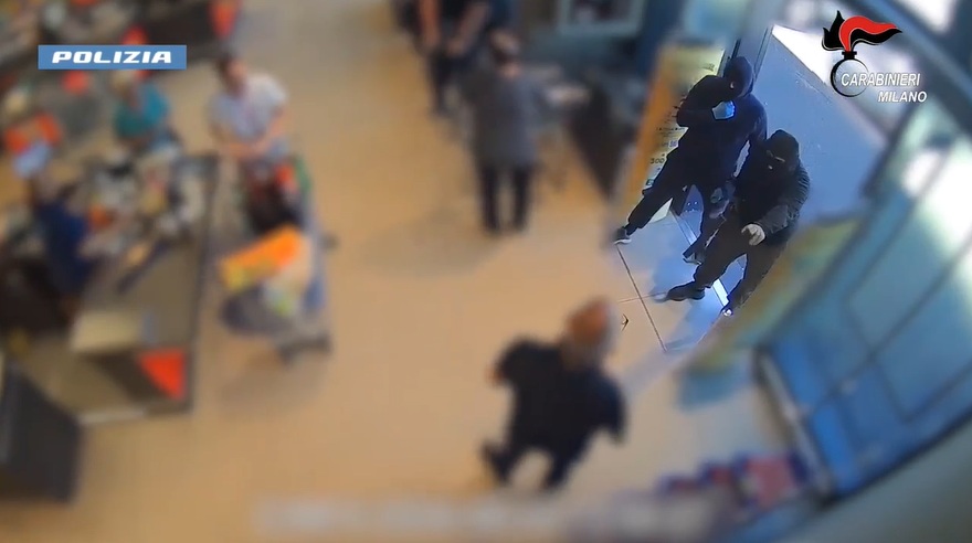 Arrestati due uomini per tentato omicidio e rapine in posta e supermercati