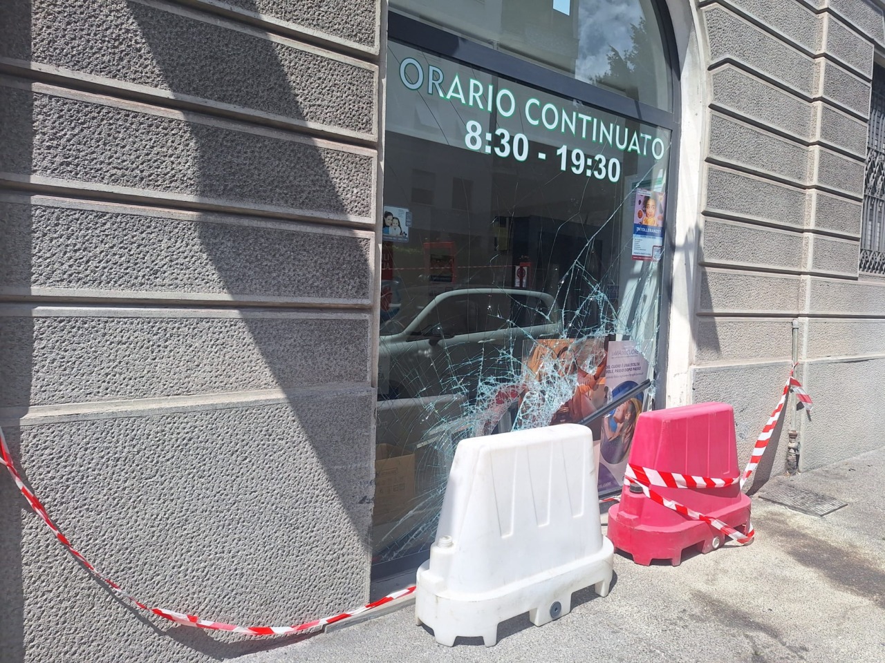 Due giovani si schiantano contro la vetrina della Farmacia a Monza