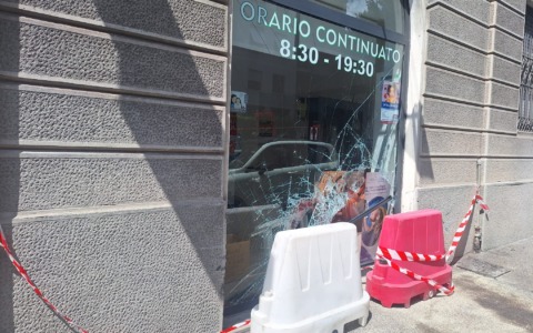 Due giovani si schiantano contro la vetrina della Farmacia a Monza