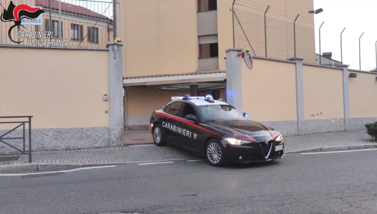 Due minorenni rubano uno scooter e tentano la fuga: arrestati dai Carabinieri
