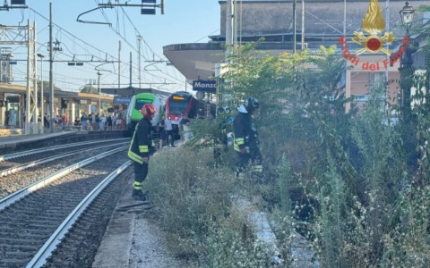 Fiamme vicino ai binari, treni fermi alla stazione di Monza
