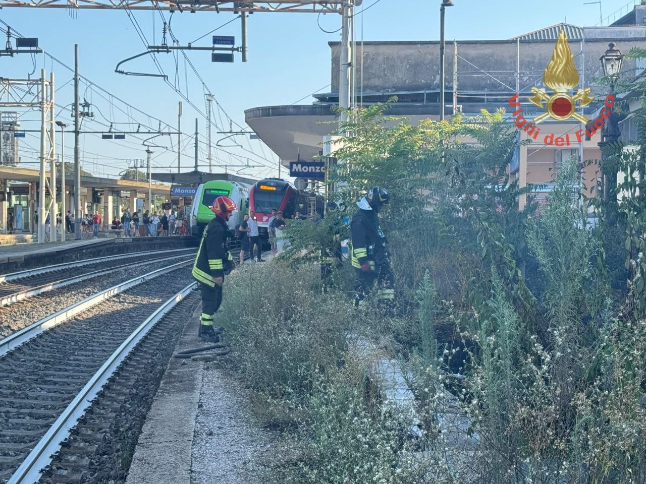 Fiamme vicino ai binari, treni fermi alla stazione di Monza