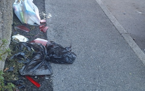 Fugge dopo aver danneggiato quattro auto in sosta a Monza