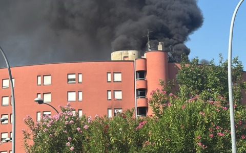 Incendio dietro l’ospedale San Gerardo, colonna di fumo nero visibile da lontano