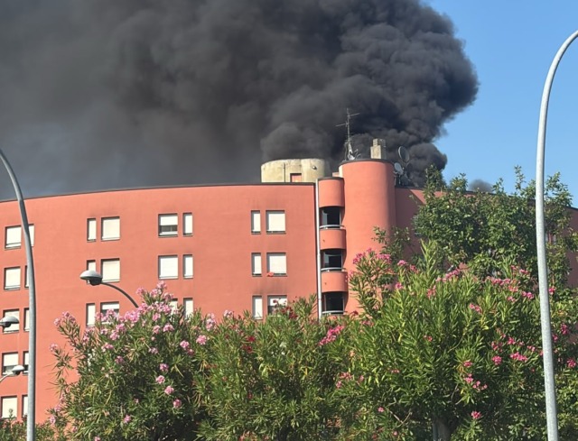 Incendio dietro l’ospedale San Gerardo, colonna di fumo nero visibile da lontano