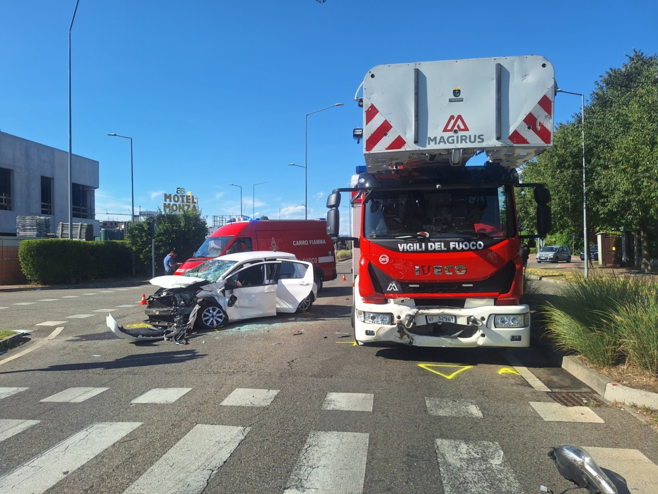 Incidente tra un’auto e un mezzo dei Vigili del fuoco a Monza: due feriti e viale Lombardia chiuso