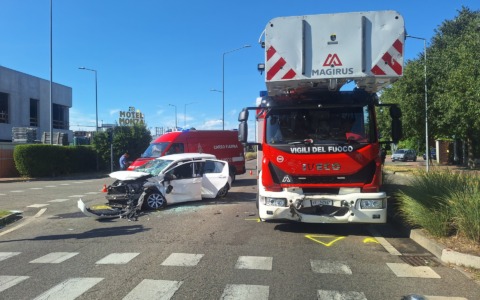 Incidente tra un’auto e un mezzo dei Vigili del fuoco a Monza: due feriti e viale Lombardia chiuso