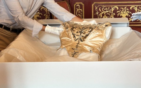 L’abito di Margherita di Savoia torna alla Villa Reale dopo 140 anni