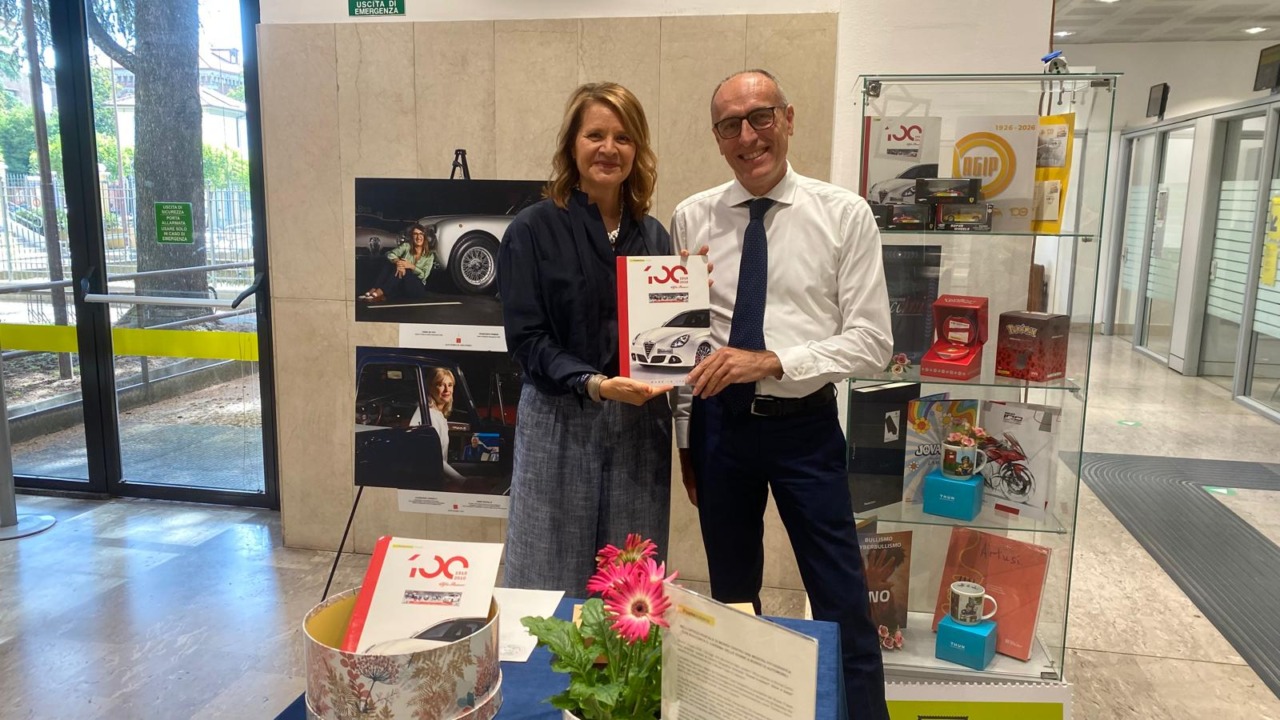 L’ufficio postale di Monza Centro ospita una mostra dedicata al talento femminile nei motori