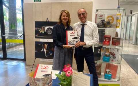 L’ufficio postale di Monza Centro ospita una mostra dedicata al talento femminile nei motori