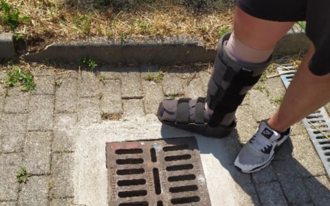 Un ciclista cade a causa di un tombino malmesso: “Temo di perdere il lavoro”