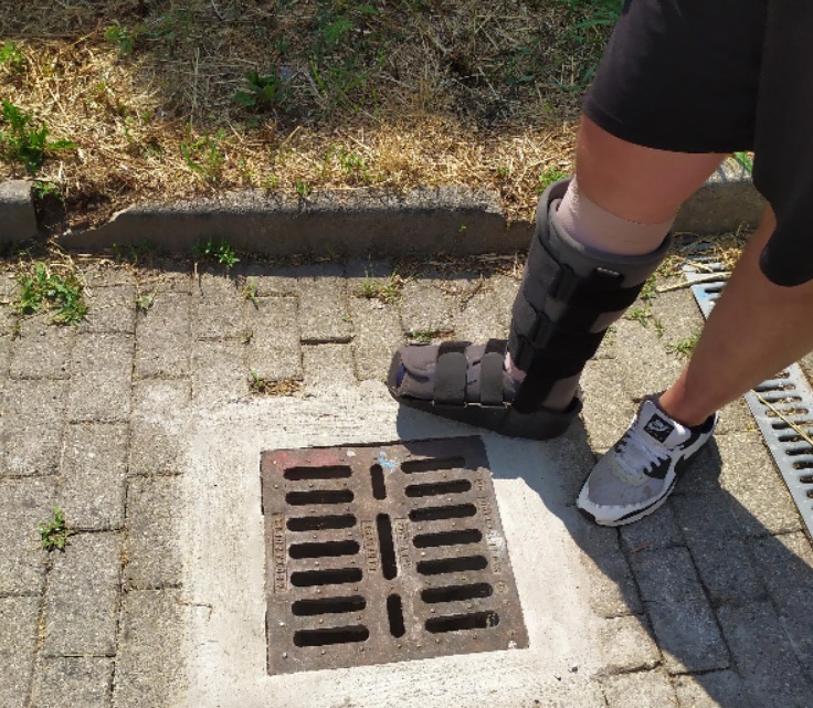 Un ciclista cade a causa di un tombino malmesso: “Temo di perdere il lavoro”