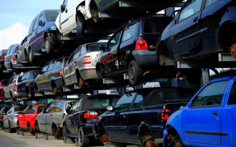 Scoperta truffa: finto carico alimentare con rifiuti pericolosi e mezzi rubati